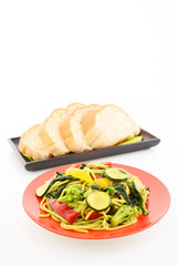 おいしそうなパスタとパン