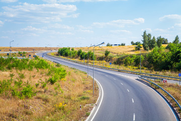Naklejka premium speed asphalt-paved road anchorwoman from a city