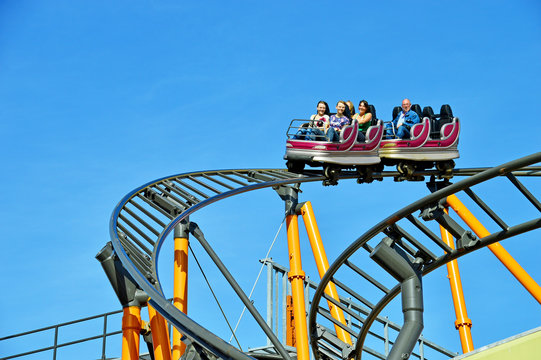 Achterbahnwaggon auf einer Achterbahn