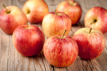 Fototapeta na wymiar Ripe red apples on wooden table