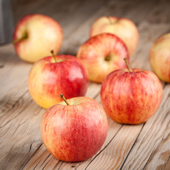 Naklejka na ściany i meble Ripe red apples on wooden table