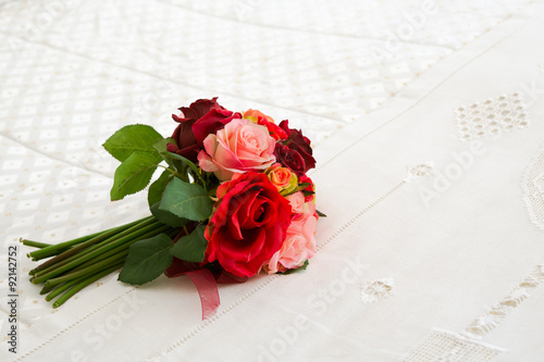 Bouquet di rose sopra il letto