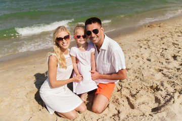 Fototapeta premium happy family in sunglasses on summer beach