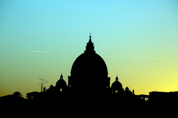 san pietro al tramonto in silhouette