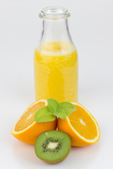 Obraz na płótnie Canvas Freshly prepared fruit juice.