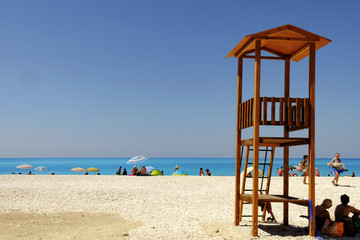 Torretta bagnino su spiaggia meravigliosa © alexsprayart