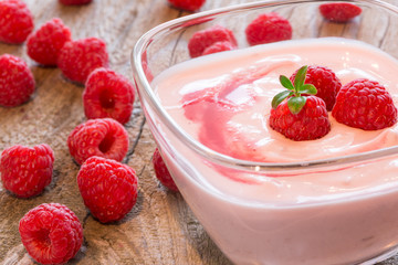 Himbeerjoghurt mit frischen Himbeeren
