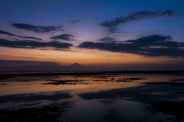 Fototapeta na wymiar relaxing sunset between sea and mountains