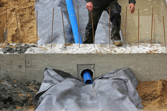 Durchlass f&uuml;r Drainagerohr