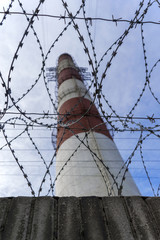 Труба за колючей проволокой