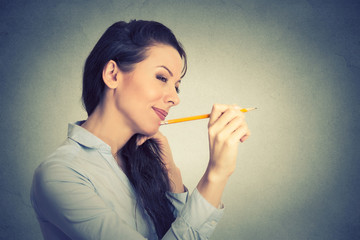 Obraz premium Side profile young woman writing on a wall