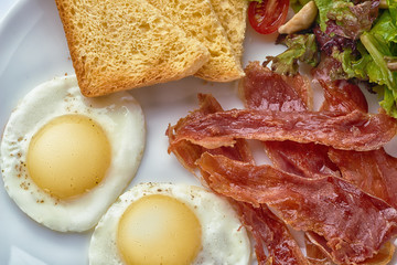 Scrambled eggs with bacon, lettuce and croutons