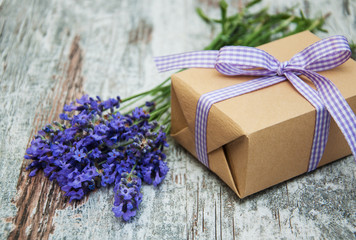 Obraz premium Lavender and gift box