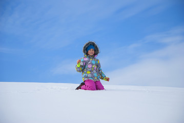 zabawa dzieci na śniegu