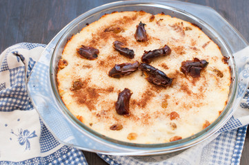 Casserole of cottage cheese with raisins, dates