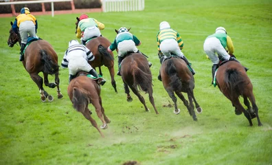 Papier peint Léquitation race horses taking a sharp turn on the race track