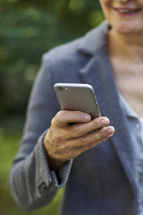 ältere Frau mit Handy