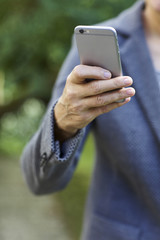 ältere Frau mit Handy