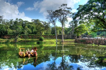 Fototapeta premium Angkor Thom, Siem Reap, Kambodża - Jezioro z typowymi łodziami przy wejściu.