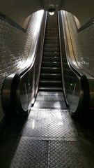 Escalier mécanique pour sortir du métro à Paris