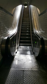 Escalier m&eacute;canique pour sortir du m&eacute;tro &agrave; Paris