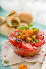 Tomatensalat mit Kräutern und Croutons