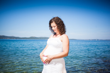 Fototapeta na wymiar Pregnant woman on the beach