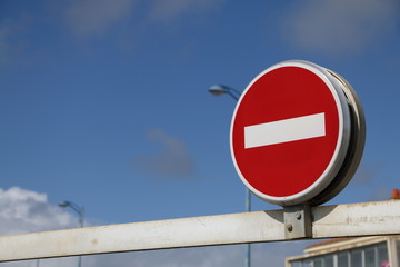  Panneau sens interdit sur ciel bleu 
