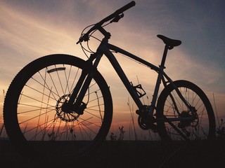 Fototapeta na wymiar silhouette mtb bike in the field