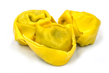 Tortellini auf weissem Hintergrund