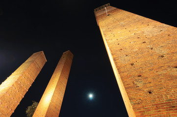 Pavia Torri medievali di Piazza Leonardo da Vinci