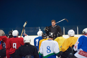 Obraz premium ice hockey players team meeting with trainer