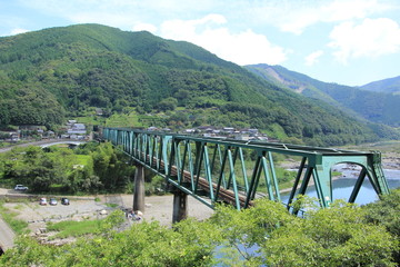 Obraz premium 四万十川に架かる予土線の鉄橋
