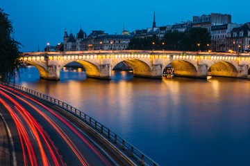Fototapeta na wymiar Ile de la Cite and Pont Neuf at sunrise - Paris