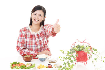 食事を楽しむ女性