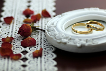 lace wedding rings petals
