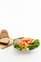 新鮮なサラダとパン