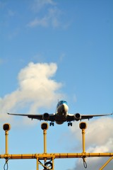 着陸する飛行機　イメージ