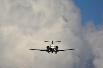 着陸する飛行機　イメージ