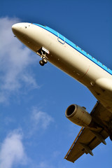 着陸する飛行機　イメージ