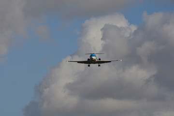 Fototapeta na wymiar 着陸する飛行機　イメージ