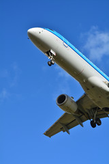 着陸する飛行機　イメージ