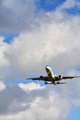 着陸する飛行機　イメージ