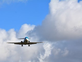 Fototapeta na wymiar 着陸する飛行機　イメージ