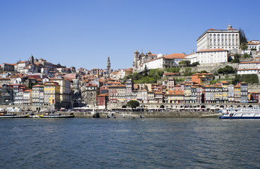Fototapeta na wymiar Oporto desde Vilanova de Gaia, al otro lado del Río Duero