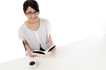 女性　読書　コーヒー