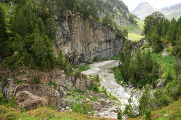 Fototapeta na wymiar Forau de Aigualluts. Sumidero o Forau de Aigualluts, sistema kárstico en la cabecera del Río Ésera, Pirineos, España