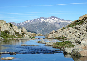 Picos sobre río cristalino. Macizo del Posets sobre río de agua cristalina. Parque Natural Posets-Maladeta, España