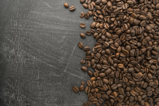  Hintergrund mit gerösteten Kaffee Bohnen und Tafel