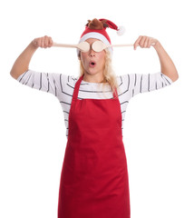 Weihnachtsfrau hält sich Kochlöffel vor die Augen